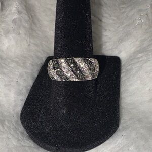 Elegant Silver and Black Women's Ring